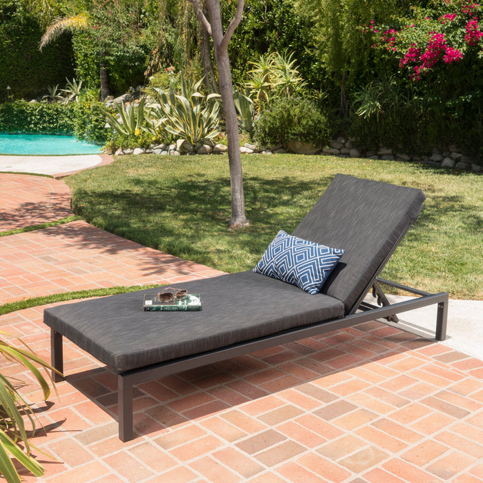 Modern Chaise Lounge With Wate Resistant Fabric Cushions