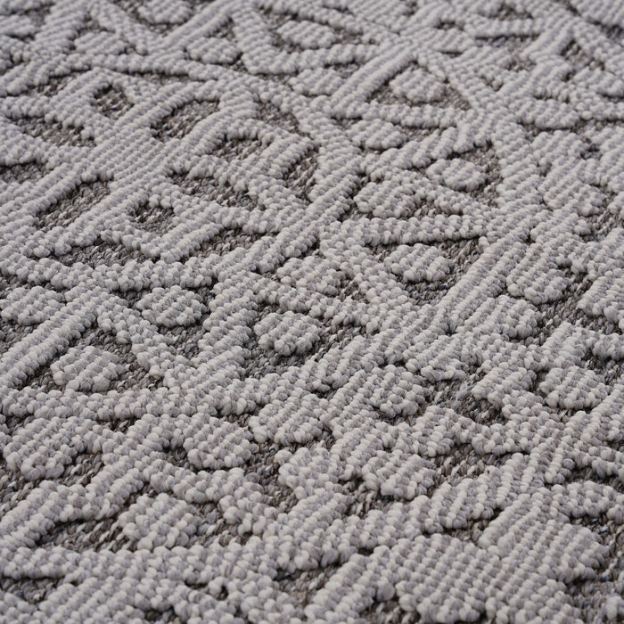 Guros - 4' X 6' Medallion Indoor / Outdoor Area Rug - Gray / White
